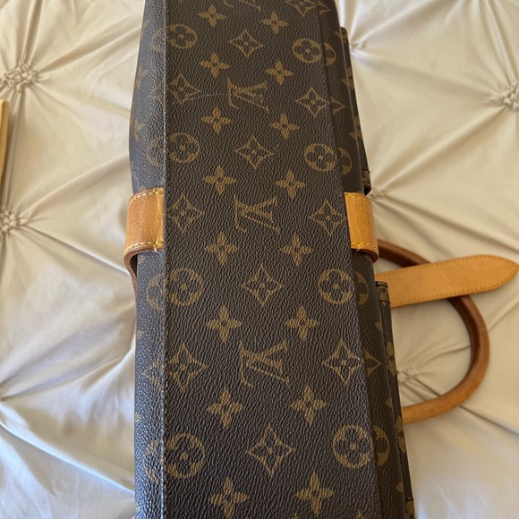SOLD!!!

Louis Vuitton Manhattan GM with free gift bag charm and twillys. - Picture 5 of 5